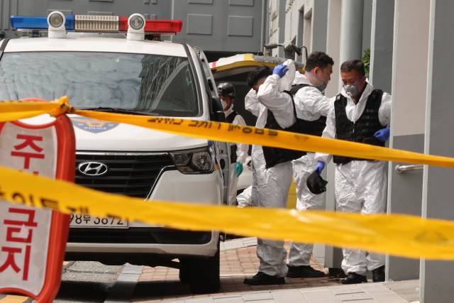 어린이 2명이 숨진 부산 기장군의 한 아파트 6층 화재 현장에서 지난 3일 오전 합동 감식에 나선 경찰 과학수사 요원들이 화재 현장으로 들어가고 있다. 연합뉴스