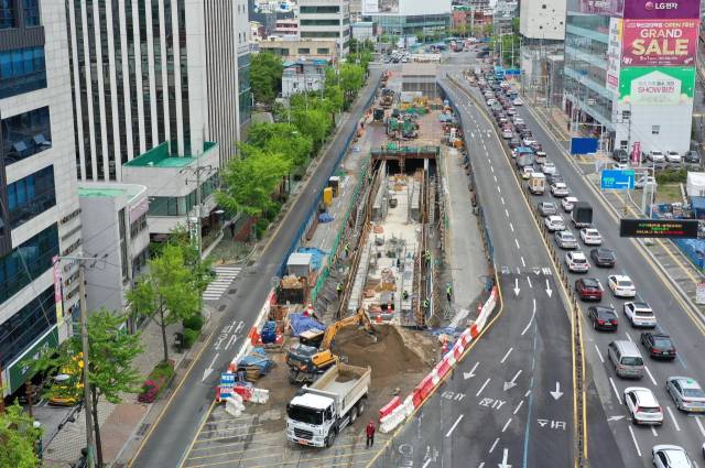 지난해 부산 지역 하도급 건설공사 물량 중 부산 하도급 업체가 차지한 비중이 46%에 불과했다. 부산도시철도 교대역 인근의 만덕~센텀 도시고속화도로(대심도) 공사현장 모습. 부산일보DB