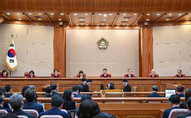 문형배 헌법재판소장 권한대행을 비롯한 헌법재판관들이 4월 4일 서울 종로구 헌법재판소 대심판정에서 열린 윤석열 대통령 탄핵심판 선고를 위해 자리에 착석해 있다. 연합뉴스