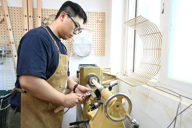 박예일 대표가 공방에서 작업을 하고 있다.