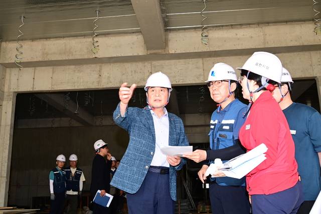 배낙호 김천시장이 통합보건타운현장에서 관계자들에게 공사를 지시하고 있다. 김천시 제공