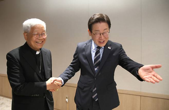 이재명 대통령이 7일 서울 용산 대통령실 청사에서 방한 중인 교황청 성직자부 장관 유흥식 추기경을 만나 인사 뒤 자리로 안내하고 있다. 연합뉴스