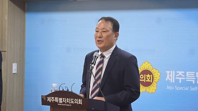 양 전 JDC 이사장이 7일 제주특별자치도의회 도민카페에서 기자회견을 열고 있다.