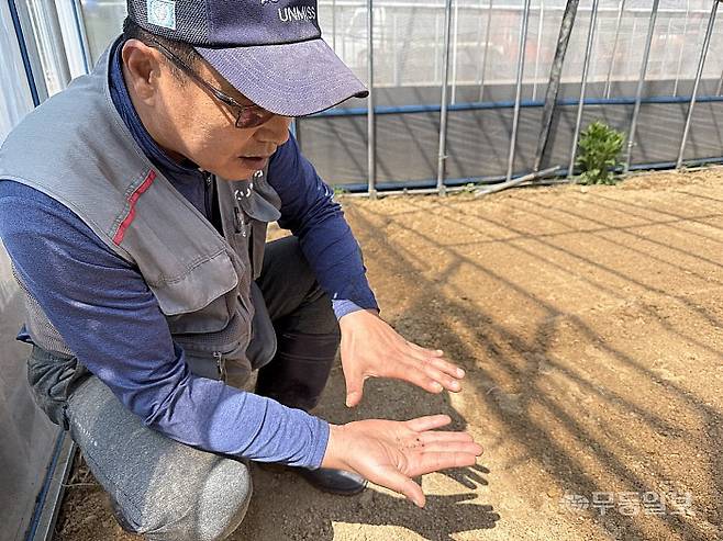 지난 28일 문광배 무등산수박 영농조합 총무가 연작 장해를 예방하는 휴믹산을 보여주고 있다.김혜진기자 hj@mdilbo.com