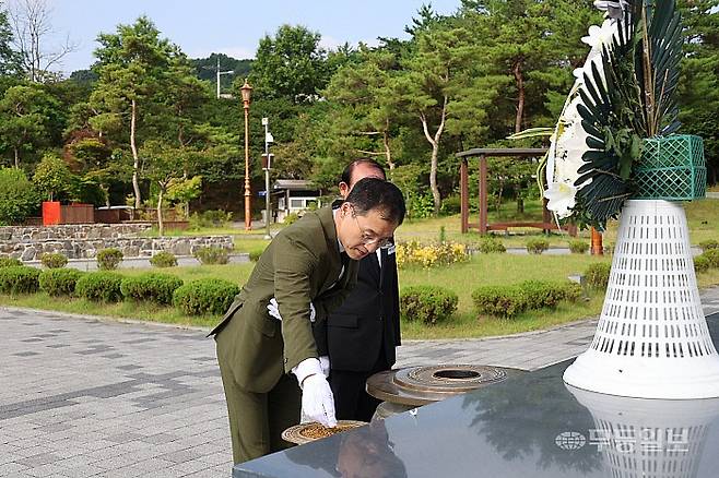 7일 김상욱 더불어민주당 의원(울산 남구갑)이 광주 북구 국립5·15민주묘지를 찾아 참배했다.