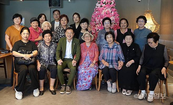 7일 오후 김상욱 더불어민주당 의원(울산 남구갑)이 광주를 찾아 오월어머니들과 오찬을 함께한 뒤 기념사진을 촬영하고 있다. 광주 남구 제공