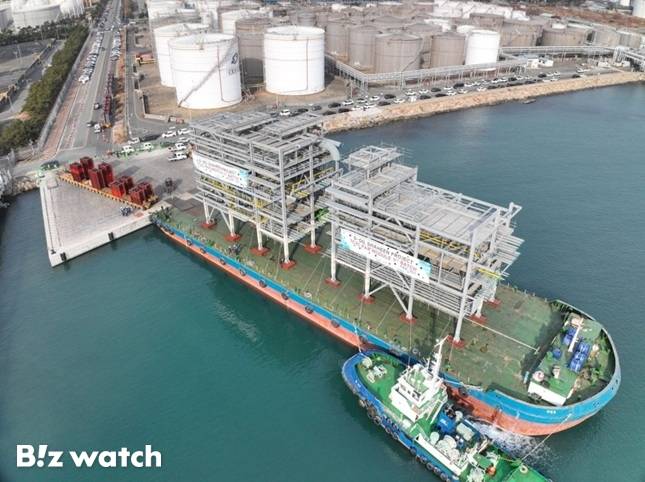 샤힌 프로젝트 대형 모듈을 실은 바지선이 울산신항 부두에 접안하는 작업을 하고 있다./자료=DL이앤씨 제공