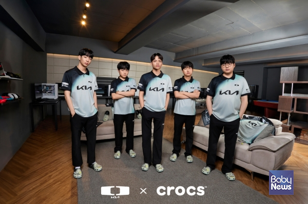 &nbsp;'디플러스 기아 x 크록스 클래식 클로그' 착용 화보컷.&nbsp;ⓒ크록스