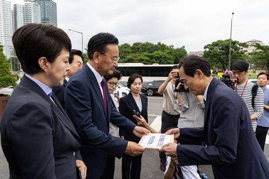 유상범 국민의힘 원내운영수석부대표와 김은혜 원내정책수석부대표를 비롯한 의원들이 지난 4일 서울 용산구 대통령실 앞에서 우상호 대통령정무수석에게 항의서한을 전달하고 있다.(출처 : 뉴스1)