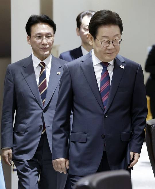 이재명 대통령과 김민석 국무총리가 5일 서울 용산 대통령실 청사에서 열린 국무회의에 입장하고 있다. 사진=뉴시스