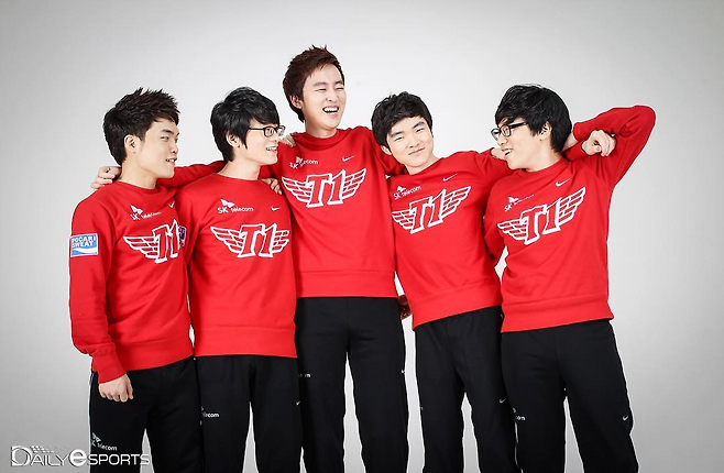 LCK 데뷔를 앞둔 '페이커'와 SK텔레콤 T1 2팀. 사진 왼쪽부터 '임팩트' 정언영, '피글렛' 채광진, '푸만두' 이정현, 이상혁, '벵기' 배성웅.