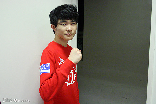 데뷔전 승리 후 생애 첫 인터뷰를 마친 이상혁이 포즈를 취하고 있다.