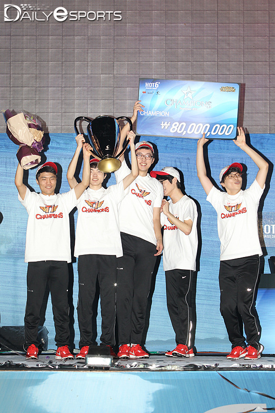 T1의 LCK 첫 우승. 이상혁이 팀원들과 함께 기뻐하고 있다.