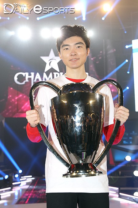 2연속 MVP 촬영하는 '페이커'.