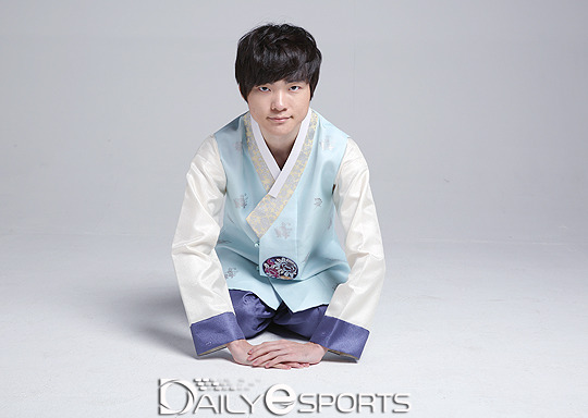 스킨 없는 챔피언으로 경기에 나서는 것으로 유명한 '페이커. 그런 그가 2015년 새해 첫날 한복 스킨(?)을 선보였다.