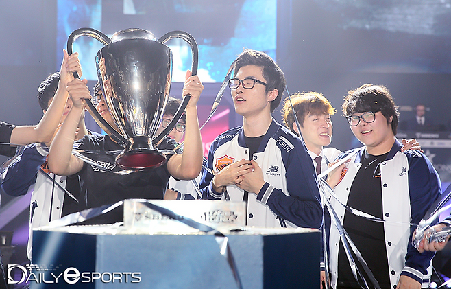 '페이커'는 2015 LCK 서머 우승을 차지하며 통산 4회 우승을 기쁨을 누린다.