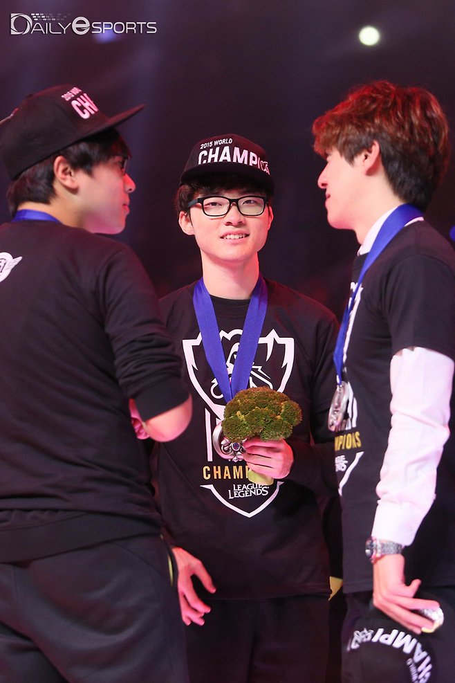 곱슬머리로 2015 LoL 월즈에서 관심을 끌었던 '페이커'는 우승과 함께 바로 파프리카를 손에 쥐었다.