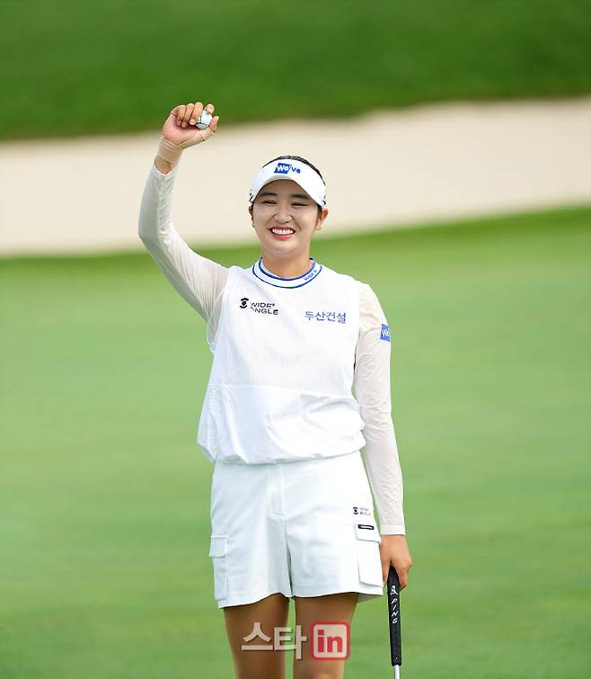 박혜준이 6일 인천 베어즈베스트 청라 골프클럽에서 열린 KLPGA 투어 롯데 오픈 최종 4라운드 18번홀에서 1타 차 우승을 확정한 뒤 환호하는 팬들을 향해 손을 흔들며 인사하고 있다. (사진=이데일리 골프in 조원범 기자)