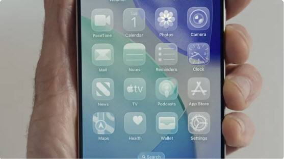 ‘리퀴드 글래스(Liquid Glass)’를 기반으로 한 애플의 새로운 운영 체제 ‘iOS 26’가 아이폰에 적용된 모습.(사진=애플)