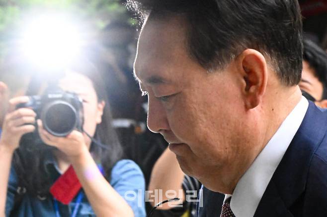 윤석열 전 대통령이 지난 3일 서울 서초구 서울중앙지방법원에서 열린 내란 우두머리 혐의·직권남용 권리행사 방해 혐의 사건 9차 공판에 출석하고 있다. (사진=공동취재단)