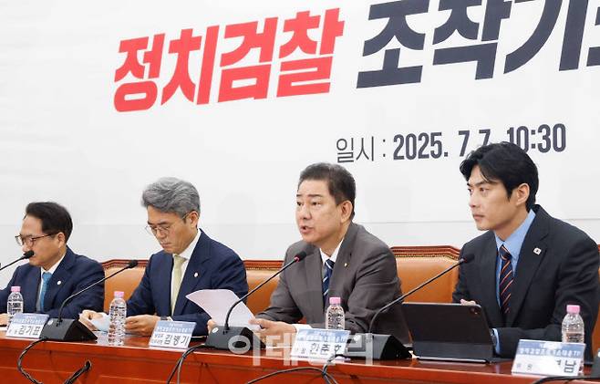 김병기 더불어민주당 당대표 직무대행 겸 원내대표가 7일 국회에서 열린 당 ‘검찰 조작기소대응 TF’ 출범식에서 발언하고 있다. 사진 우측은 TF단장인 한준호 최고위원. (사진=방인권 기자)