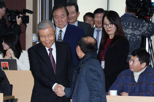 김종인 전 국민의힘 비상대책위원장이 3월 4일 오후 서울 관악구 서울대학교 아시아연구소에서 열린 ‘국가원로들 개헌을 말하다’ 대담회에서 참석자들과 인사하고 있다.(사진=뉴스1)