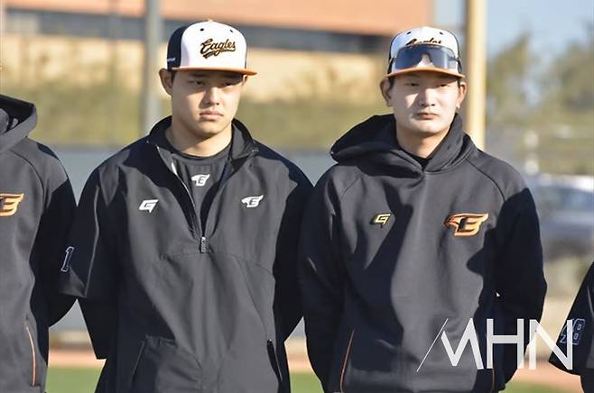 (마무리 투수 김서현(오른쪽). 올 시즌 한화 돌풍에 없어서는 안될 절대 전력으로 성장했다)