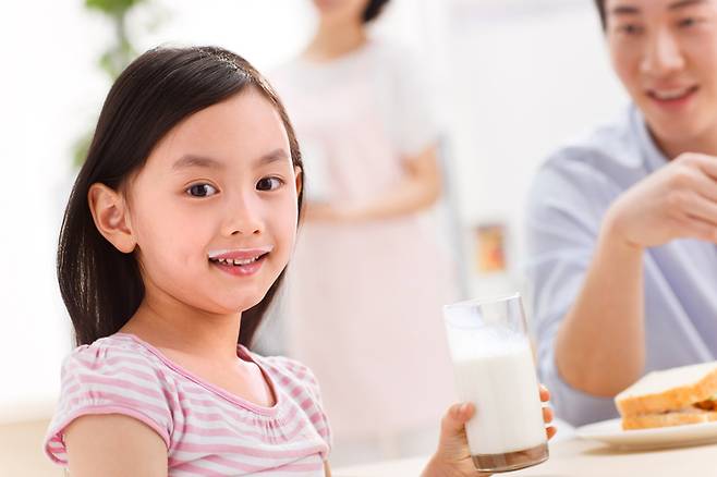 우유는 단백질, 지방, 유당, 비타민, 미네랄 등 다양한 영양소를 갖고 있다. 특히 칼슘과 흡수를 돕는 비타민 D, 풍부한 유당이 어린이 성장, 골다공증 예방 등에 도움을 준다고 하며, 최근엔 노화 속도를 늦춘다는 연구도 있다. [사진=게티이미지뱅크]