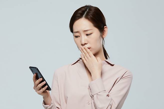 성인 자녀가 문자를 읽고도 무시하거나 답을 주지 않는다면 호통치거나 답을 보내라고 압박하기보다는 부드러운 호기심으로 안부를 묻거나 사랑을 보여주면 부모 자식 간의 연결을 강화하는 계기로 만들 수 있다.  [사진=게티이미지뱅크]