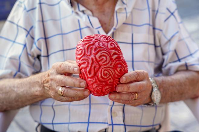 최근 국내 연구에서는 비타민D 결핍과 치매 위험과의 연관성이 모든 사람에게 적용되지는 않는다는 결과가 나왔다. [사진= 게티이미지뱅크]