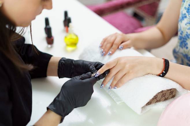 젤네일 시술이 피부 조기 노화와 손상을 일으킬 수 있다는 연구 결과가 나왔다. [사진=게티이미지뱅크]