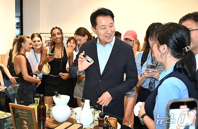 오세훈 서울시장이 4일(현지시간) 밀라노 대표 편집숍 '10 꼬르소 꼬모(10 Corso Como)'에서 개최된 ‘K-Vibe from Seoul’ 팝업 전시장에서 현지인에게 서울의 뷰티, 패션을 알리고 있다.(서울시 제공)