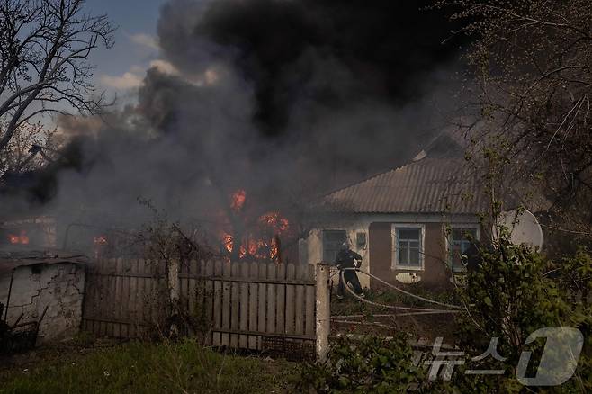 지난 4월 우크라이나 도네츠크주 포크로우스크에서 러시아 군의 포격을 받은 주택서 불길과 검은 연기가 솟아 오르고 있다. 2025.04.25 ⓒ AFP=뉴스1 ⓒ News1 우동명 기자