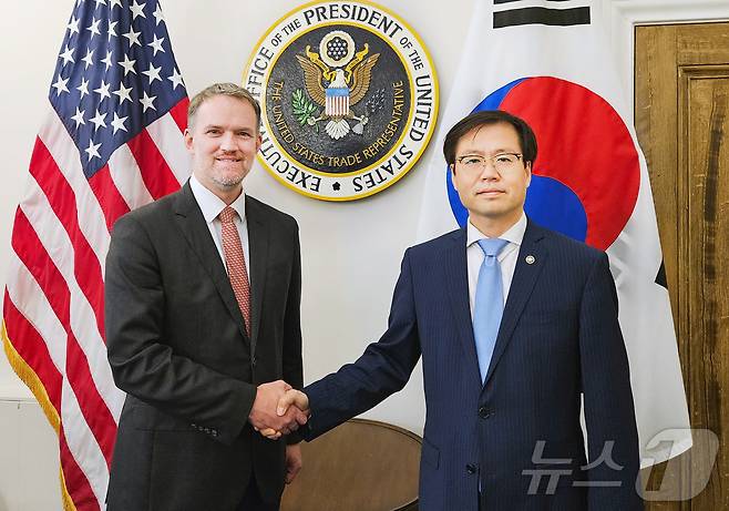 여한구 산업통상자원부 통상교섭본부장이 5(현지시간) 워싱턴 D.C 미국무역대표부(USTR)에서 제이미슨 그리어(Jamieson Greer) 미국 무역대표부 대표와 면담했다. 상호관세 유예 시한(7.8)이 임박한 가운데 상호 윈윈(win-win)할 수 있는 한미 간 제조 협력 방안에 대한 우리 의지를 재차 강조하는 한편, 미측이 제기한 주요 관심사항에 대해 이해를 제고하고 의견을 교환했다.(산업통상자원부 제공. 재판매 및 DB 금지) 2025.7.6/뉴스1