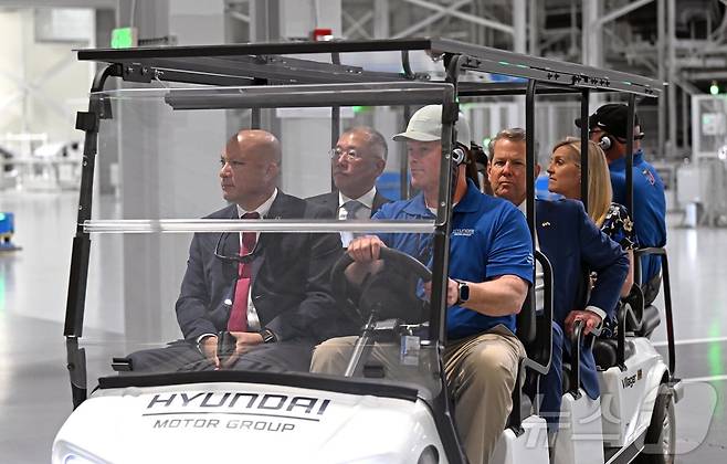 정의선 현대차그룹 회장과 브라이언 켐프(Brian P. Kemp) 조지아 주지사가 26일(현지시간) 미국 조지아주 엘라벨에 위치한 ‘현대자동차그룹 메타플랜트 아메리카(Hyundai Motor Group Metaplant America, HMGMA)’ 준공식에 참석해 생산 라인을 둘러보고 있다. (현대차그룹 제공, 판매 및 DB 금지) 2025.3.27/뉴스1