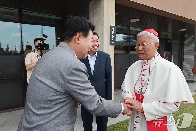 오성환 당진시장(왼쪽)이 솔뫼성지에서 유흥식 추기경을 만나 반갑게 인사를 나누고 있다. ⓒ 뉴스1