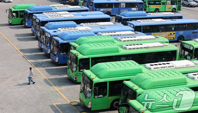 서울 송파구 장지공영차고지에 운행을 앞둔 시내버스가 정차돼있다. 2025.5.27/뉴스1 ⓒ News1 박세연 기자