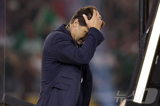 골드컵 준우승에 그친 뒤 아쉬워하는 마우리시오 포체티노 감독. ⓒ AFP=뉴스1