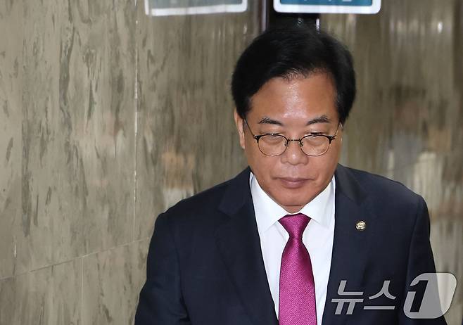 송언석 국민의힘 비상대책위원장 겸 원내대표가 7일 오전 서울 여의도 국회에서 상임위 간사들과 비공개 회의를 마친뒤 이동하고 있다. 2025.7.7/뉴스1 ⓒ News1 이광호 기자