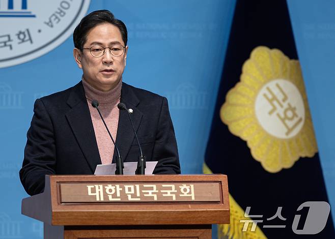 박수영 국민의힘 의원이 2일 오전 서울 여의도 국회 소통관에서 '마은혁 헌법재판관 후보자 임명 반대'를 촉구하며 무기한 단식 농성에 돌입한다고 말하고 있다. 2025.3.2/뉴스1 ⓒ News1 이재명 기자