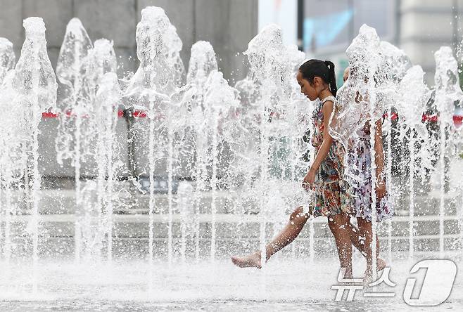 절기상 본격적인 더위가 시작된다는 소서(小暑)이자 서울 전역에 첫 폭염경보가 내려진 7일 서울 광화문광장에서 어린이들이 물놀이를 하고 있다. 2025.7.7/뉴스1 ⓒ News1 김민지 기자