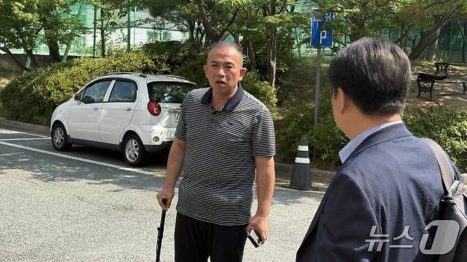 명태균 씨가 7일 정치자금법 위반 혐의 재판 출석에 앞서 창원지법 법정동 앞에서 취재진의 질문에 답하고 있다.2025.7.7/뉴스1 강정태 기자