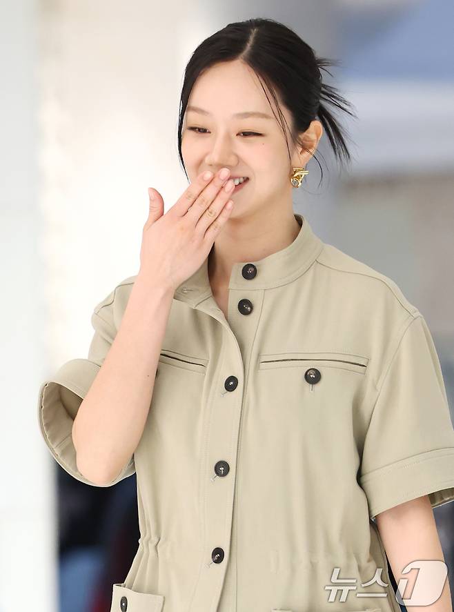 배우 혜리가 7일 오후 서울 영등포구 더현대 서울에서 열린 페라가모 부티크 오픈 기념 행사에 수줍은 미소를 지으며 참석하고 있다. ⓒ News1 권현진 기자