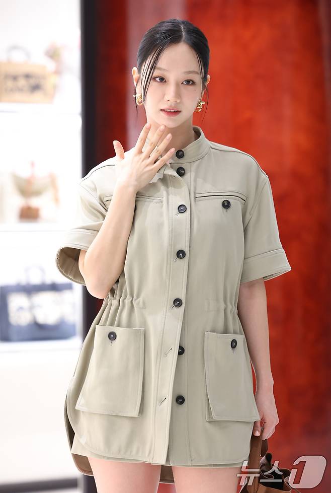 배우 혜리가 7일 오후 서울 영등포구 더현대 서울에서 열린 페라가모 부티크 오픈 기념 행사에 참석해 매혹적인 포즈를 취하고 있다. ⓒ News1 권현진 기자