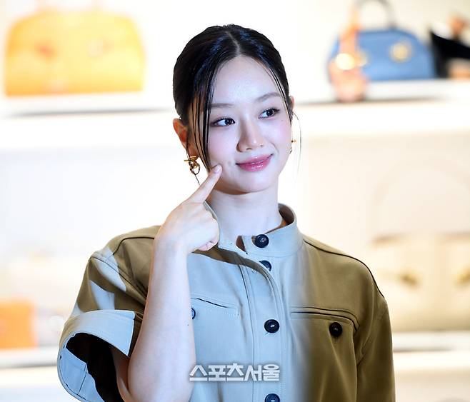 혜리가 7일 여의도 더현대 서울에서 열린 페라가모 부티크 오픈 포토콜 행사에서 포즈를 취하고 있다.  최승섭기자 thunder@sportsseoul.com
