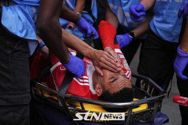 고개를 감싸쥐고 실려가는 FC 바이에른 뮌헨 공격형 미드필더 자말 무시알라. /사진=뉴시스/AP