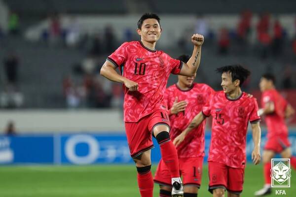 대한민국 대표팀 이동경이 7일 용인미르스타디움에서 중국과의 2025 동아시아 축구연맹(EAFF) E-1 풋볼 챔피언십 1차전에서 득점 후 세리머니 중이다. /사진=대한축구협회