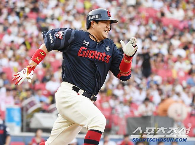 6일 광주 기아 챔피언스필드에서 열린 롯데-KIA전. 2회초 무사 유강남이 안타를 친 후 전력질주하고 있다. 광주=정재근 기자 cjg@sportschosun.com/2025.7.6/