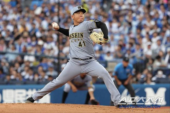 에이스 무라카미는 8승을 올려 센트럴리그 다승 공동 1위에 자리하고 있다. 사진캡처=한신 타이거즈 SNS