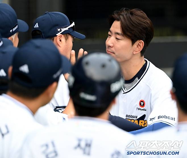 6일 잠실야구장에서 열린 KT와 두산의 경기, 김재호가 1회초 교체되며 조성환 감독대행과 포옹하고 있다. 잠실=허상욱 기자wook@sportschosun.com/2025.07.06/